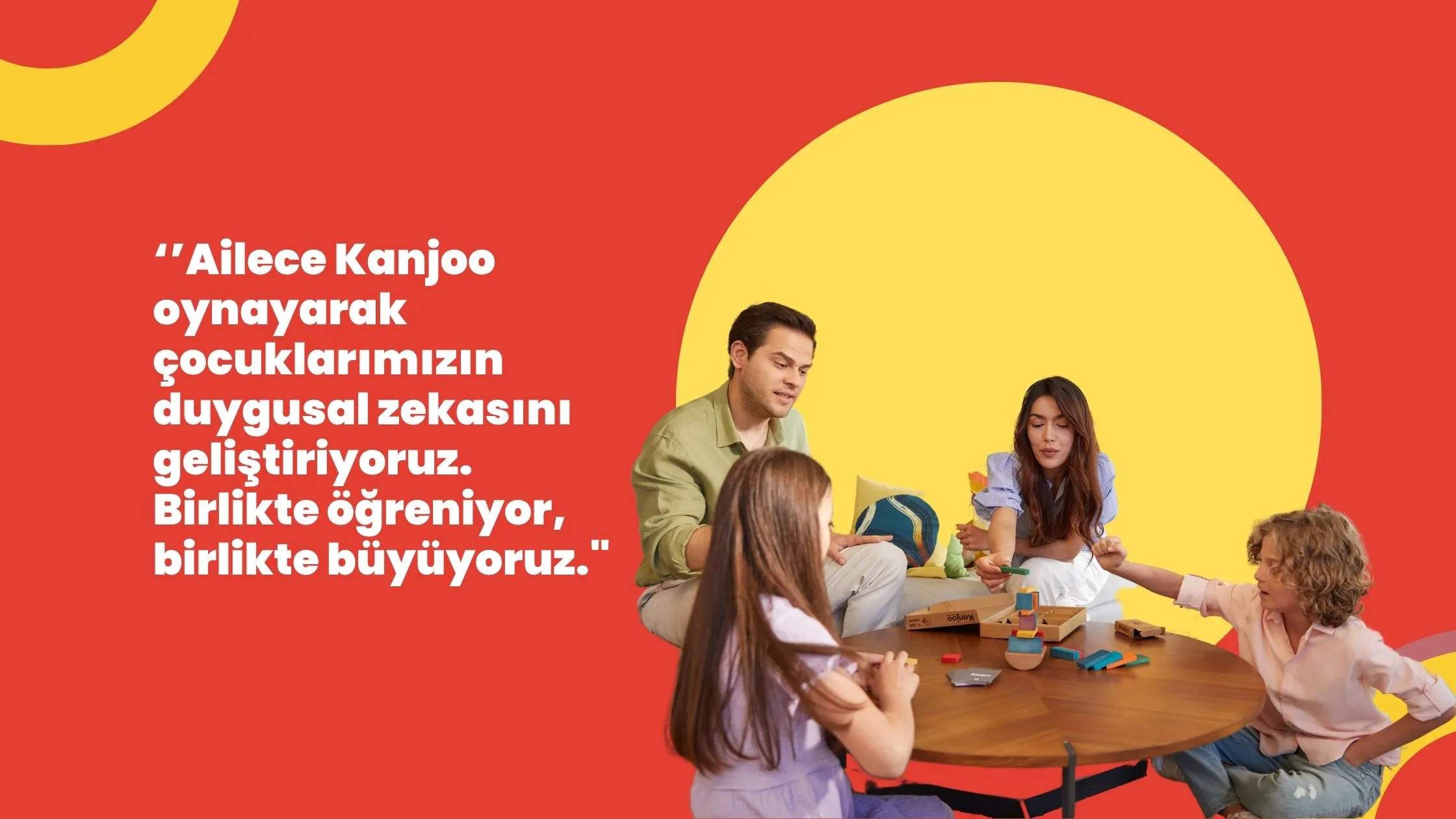 Kanjo oyununu oynayan ve eğlenen bir aile.